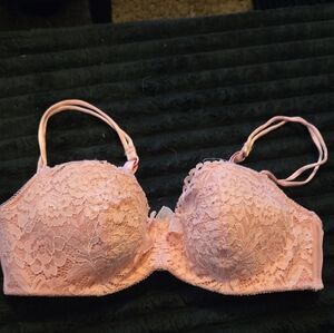 Elegant Lace Underwire Bra in Soft Pink